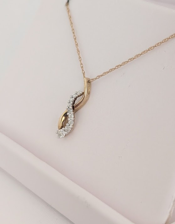 1/5 Carat Diamond Necklace 10K 2 Grams Retail Price $899 Make Me An Offer!