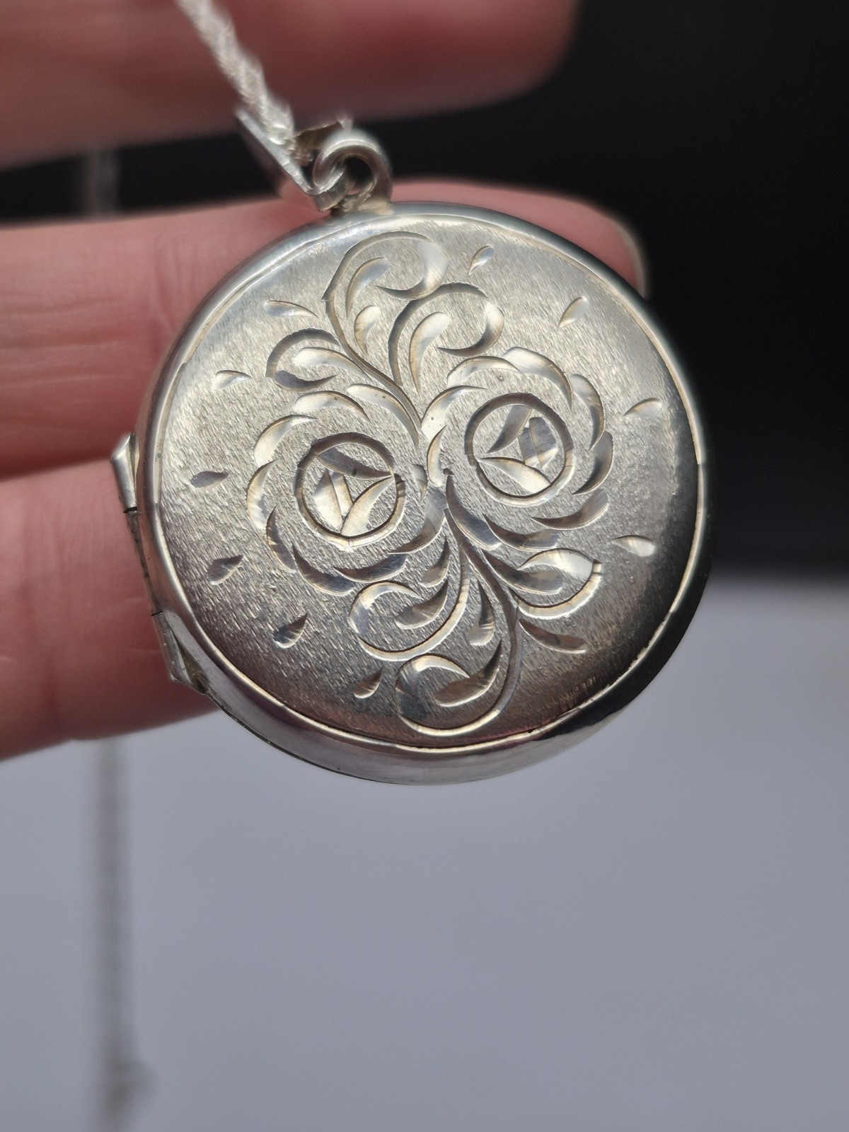 LOCKET – Beautiful Vintage Sterling Silver Round Floral Etched Photo Locket.