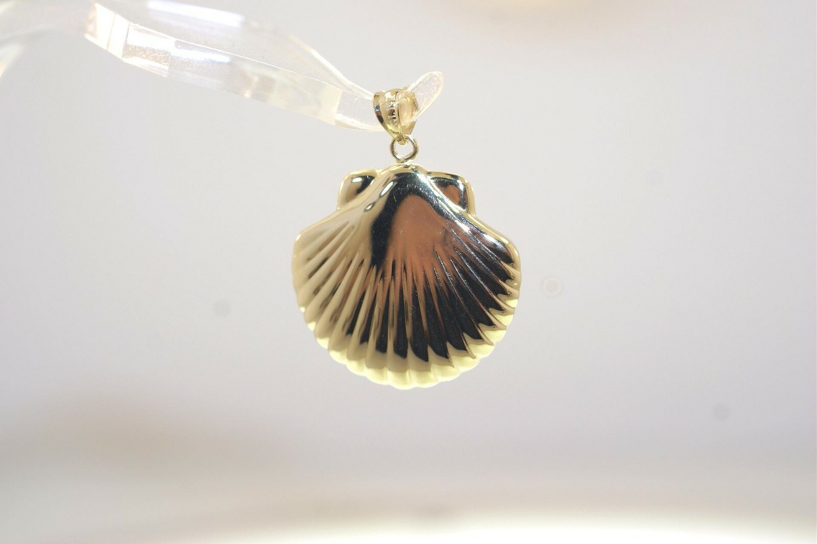 23.5MM 2-TONE 14K YELLOW GOLD DC HAWAIIAN 2-SIDED PUFF SCALLOP SEASHELL PENDANT