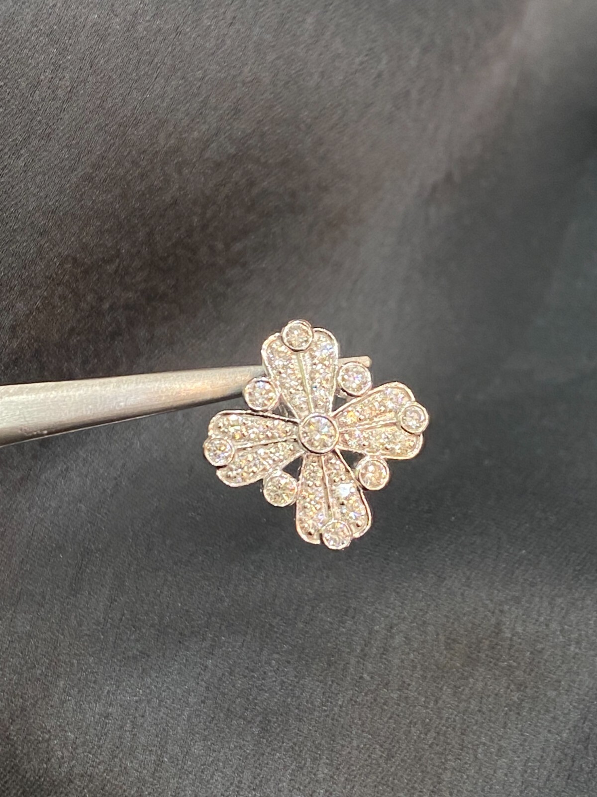 Pave 1.22 Cts F/VS1 Round Brilliant Cut Diamond Cross Pendant In 18K Gold