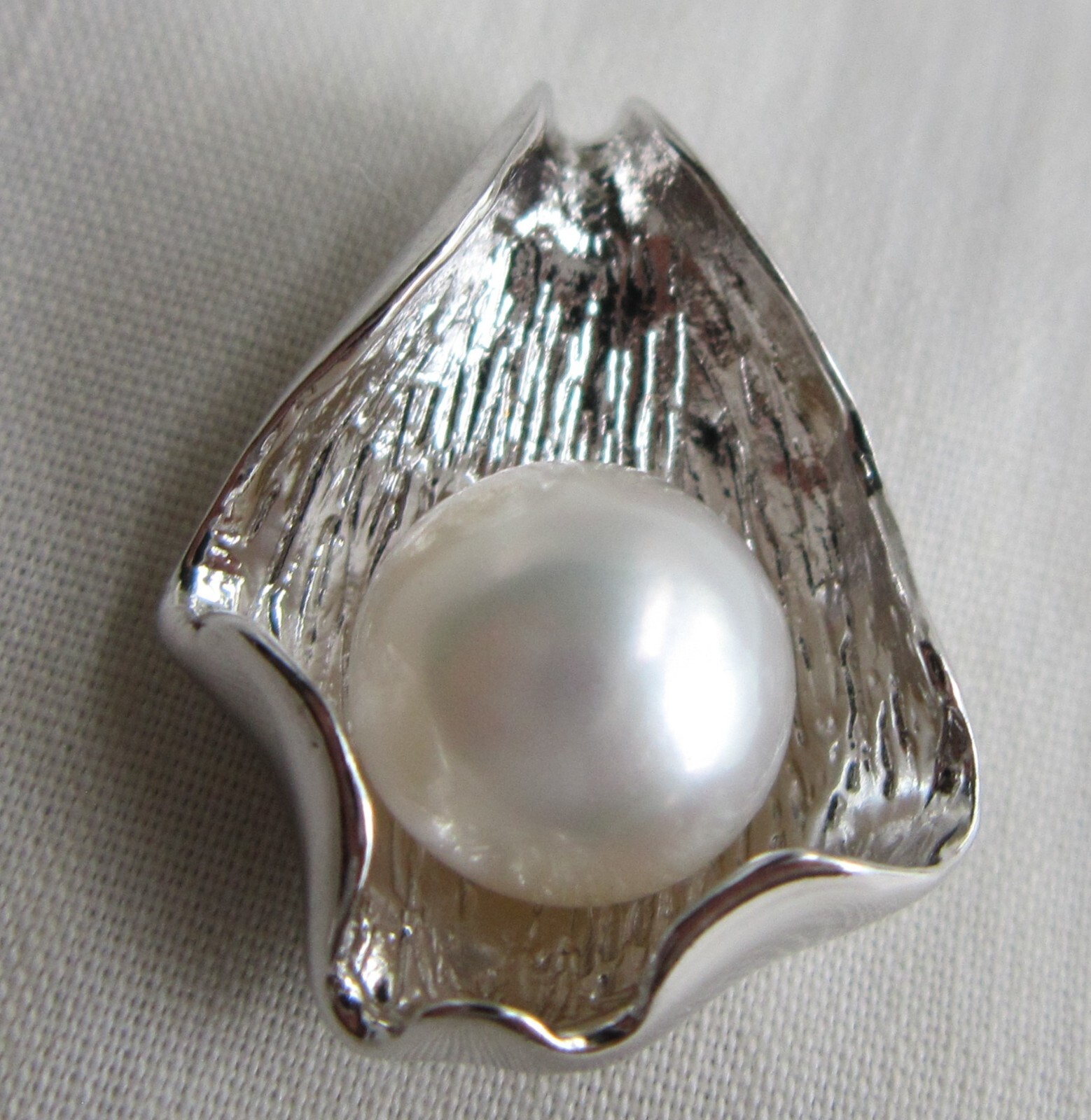 STERLING SILVER GENUINE FRESHWATER CULTURED PEARL PENDANT / WHITE