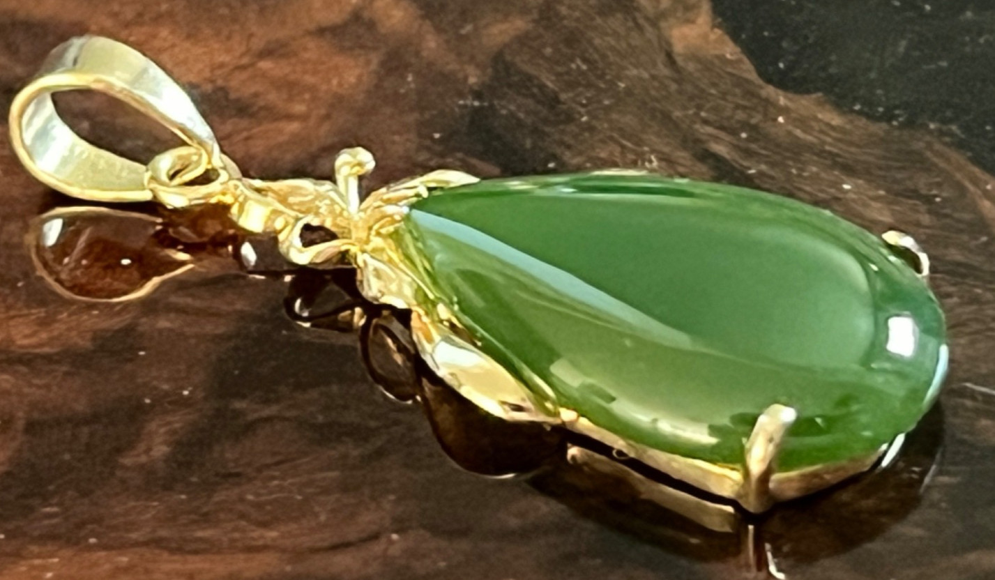 18K Yellow Gold Vintage Natural Green Nephrite Jade Teardrop Pendant Excellent C