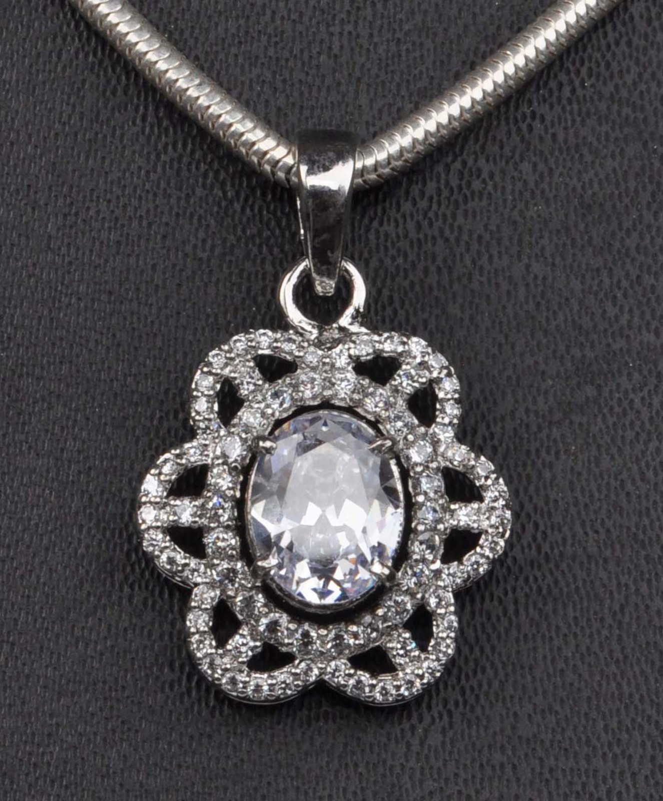 D/VVS1 2.50 Carats Oval Shape Women’s Pendant In 925 Silver – Tariffs Free