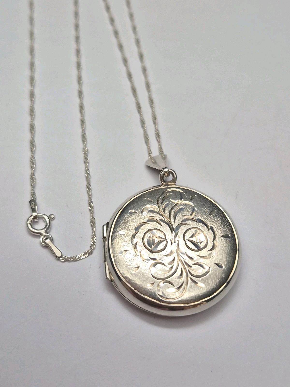 LOCKET – Beautiful Vintage Sterling Silver Round Floral Etched Photo Locket.