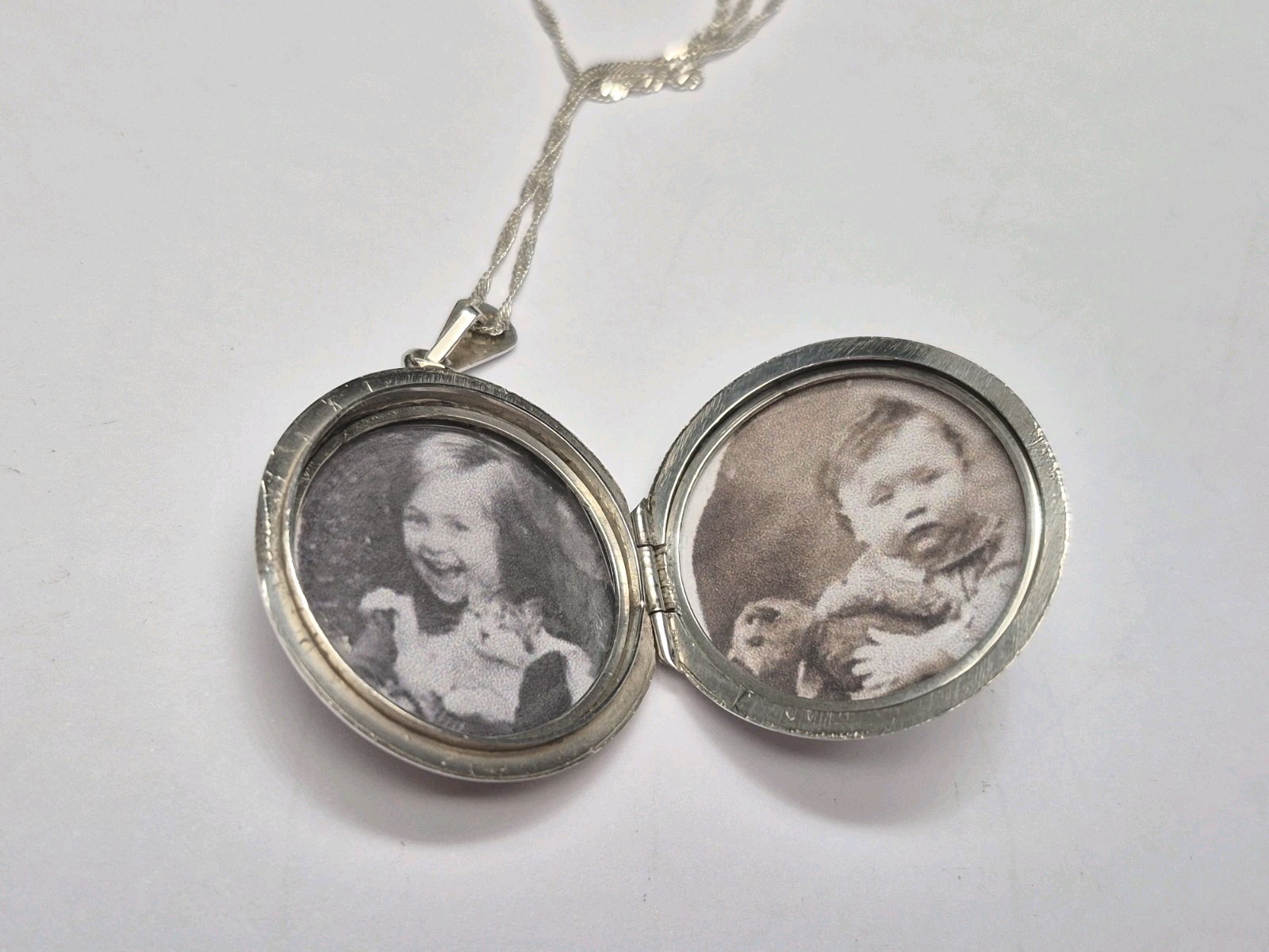 LOCKET – Beautiful Vintage Sterling Silver Round Floral Etched Photo Locket.