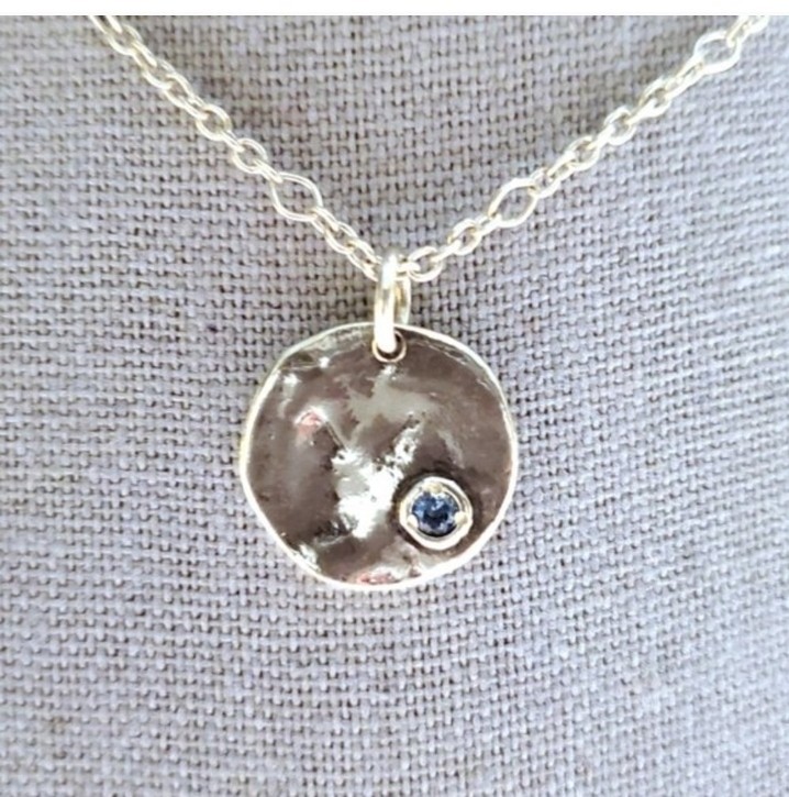 DIDAE Blue Topaz hammerd Disc Pendant Necklace 925 Sterling Silver VTG