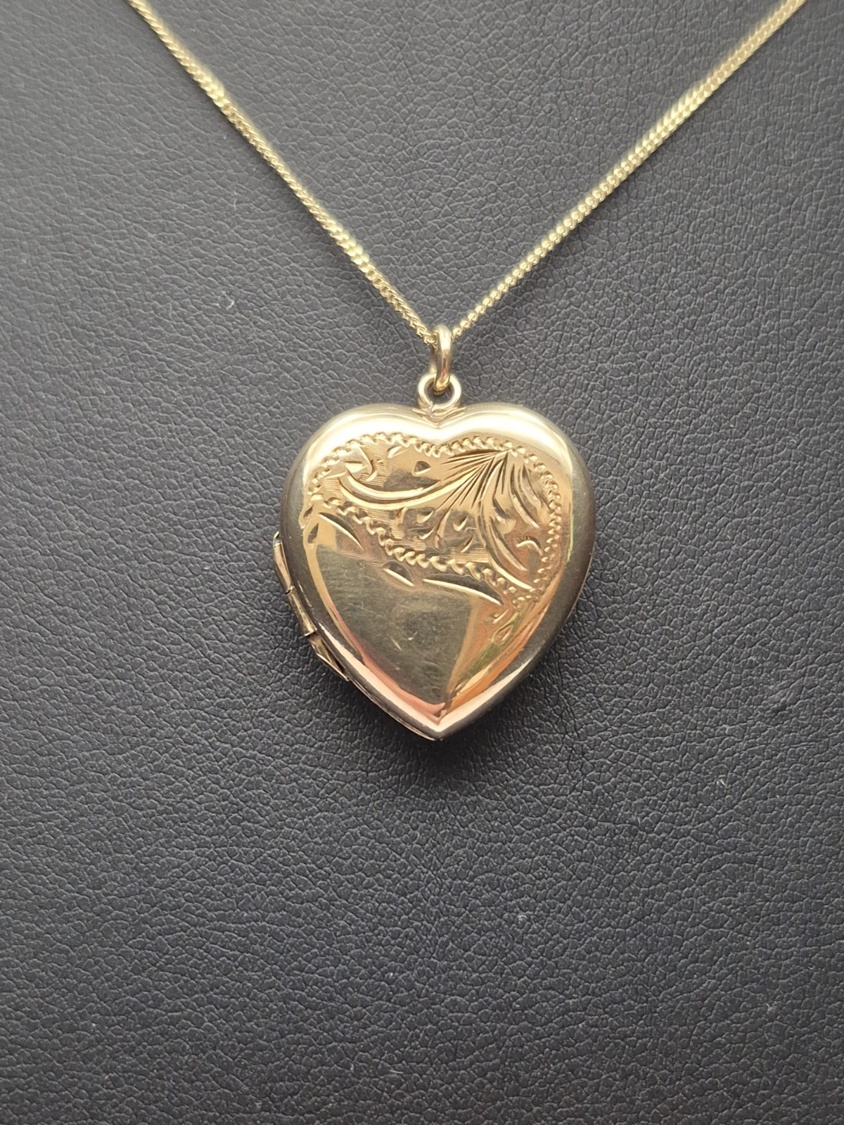 9ct Yellow Gold Vintage Heart Photo Locket & Chain. Necklace. Engraved Design.