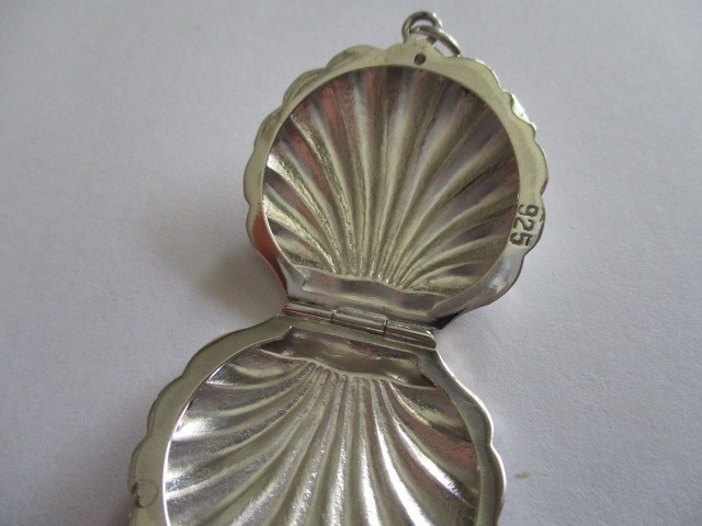 Gorgeous Sterling silver pill box/photo case shell style Pendant solid 925
