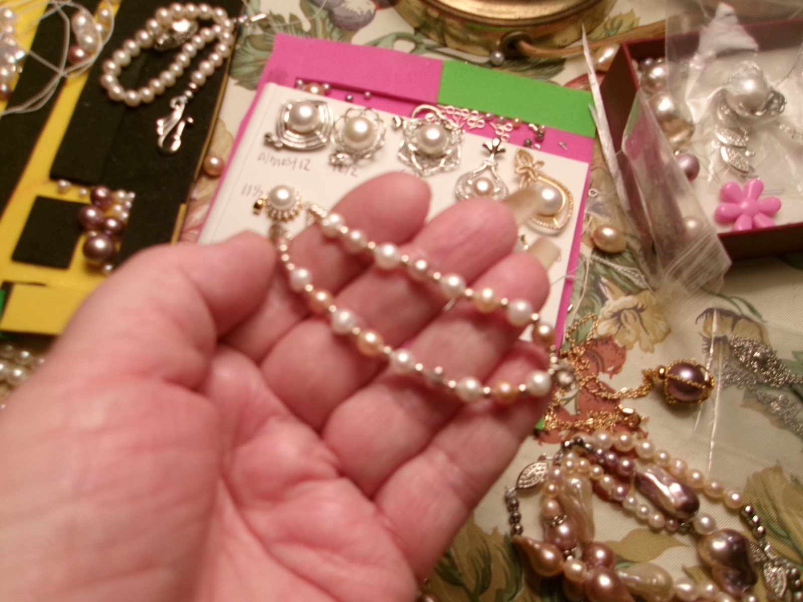 PEARL BRACELET HAS A GLASS DIAMOND IN A CAGE