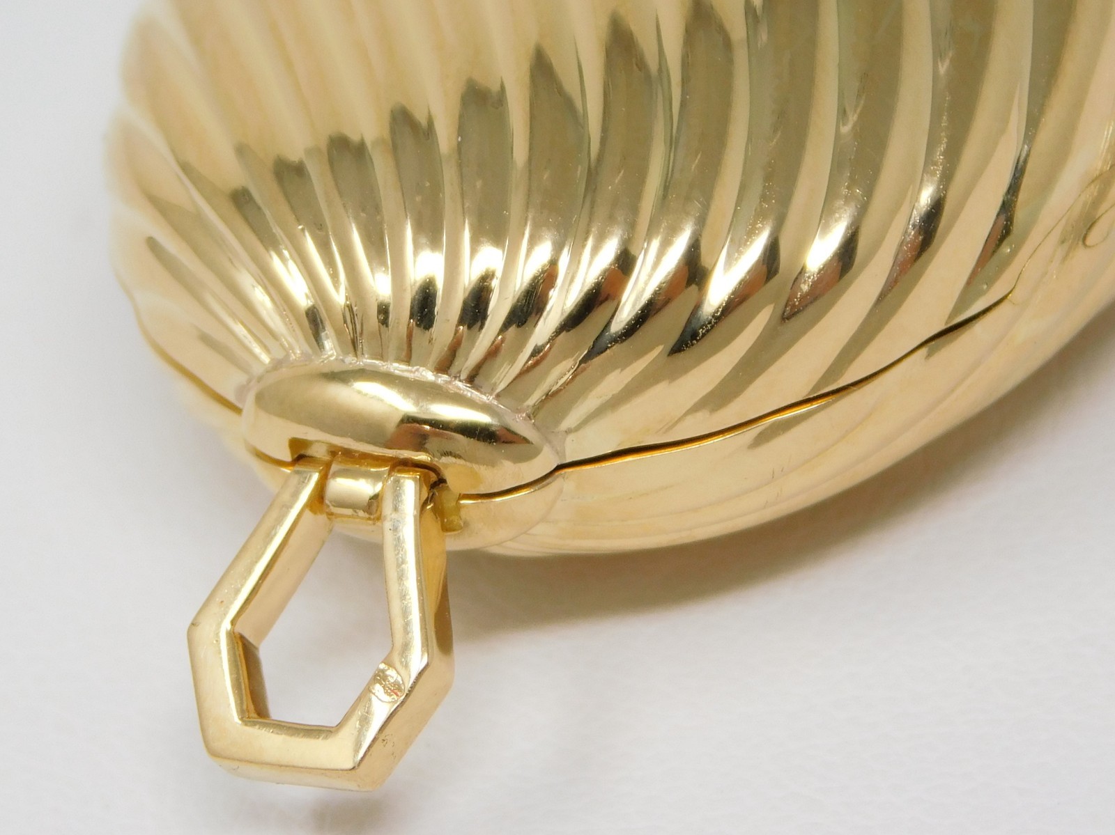 BVLGARI BULGARI 18 kt Yellow Gold 2 Photo Oval Shaped Locket 30.2 grams B9383