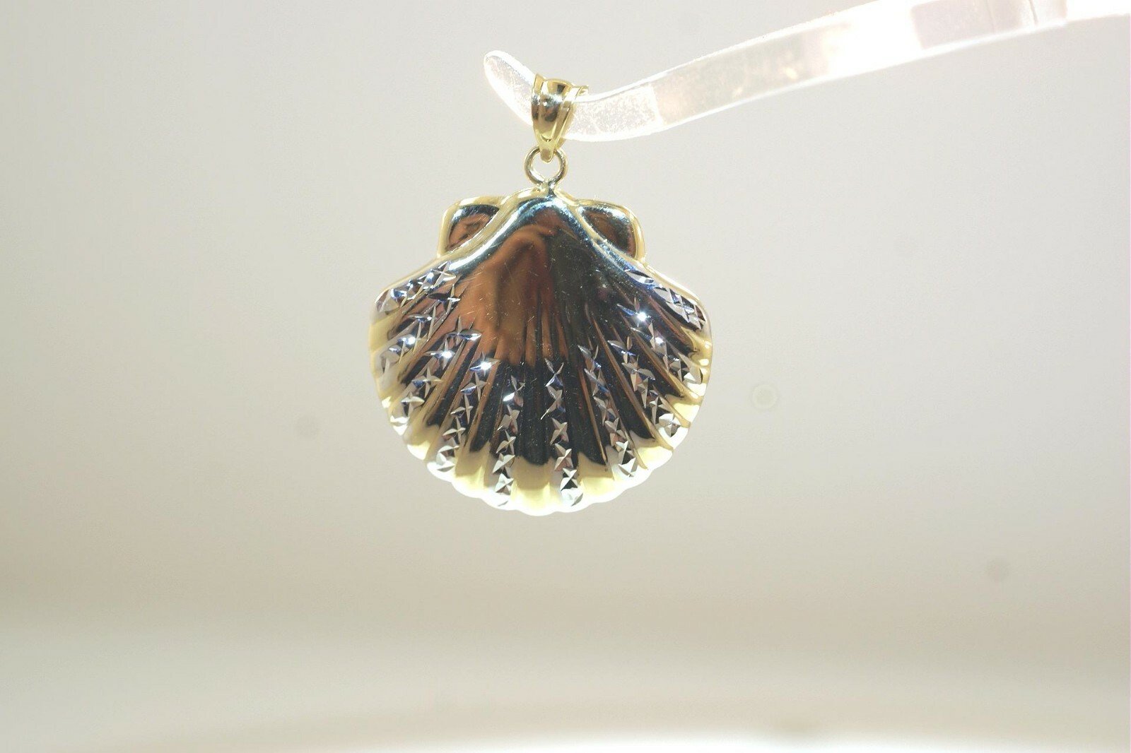 23.5MM 2-TONE 14K YELLOW GOLD DC HAWAIIAN 2-SIDED PUFF SCALLOP SEASHELL PENDANT