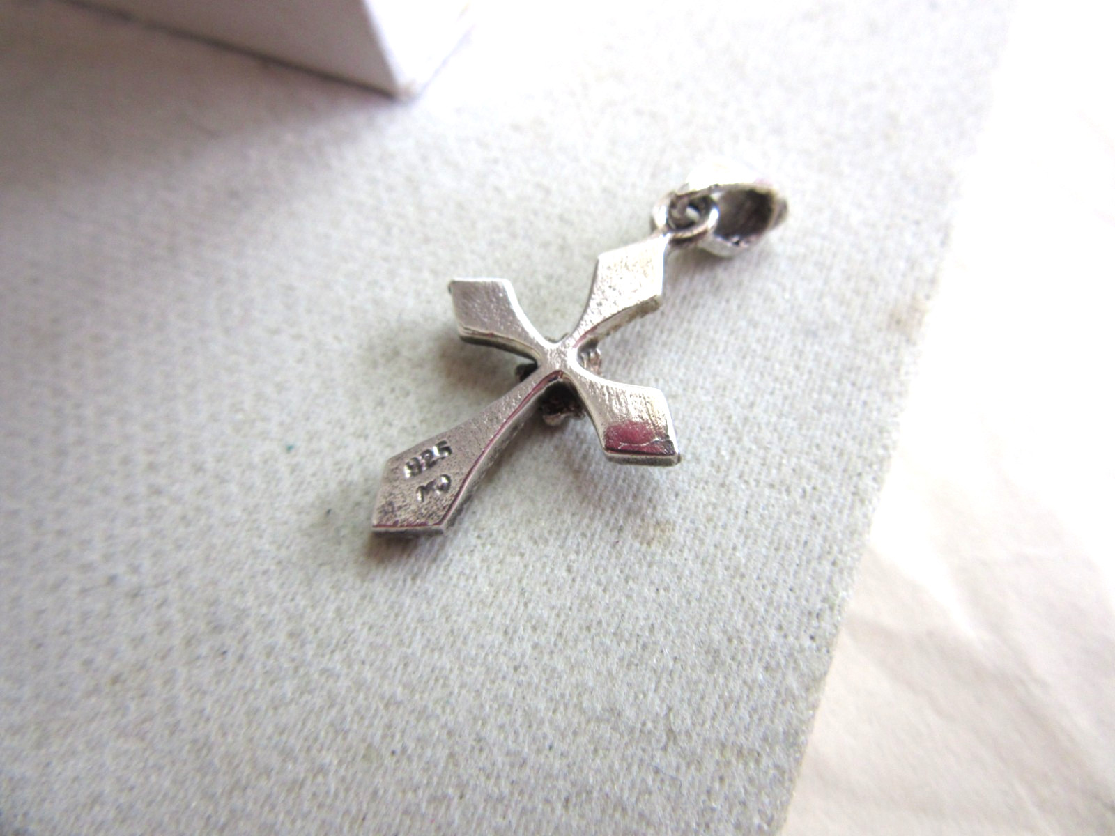 CW 925 silver and marcasite small cross pendant, 1.3 grms
