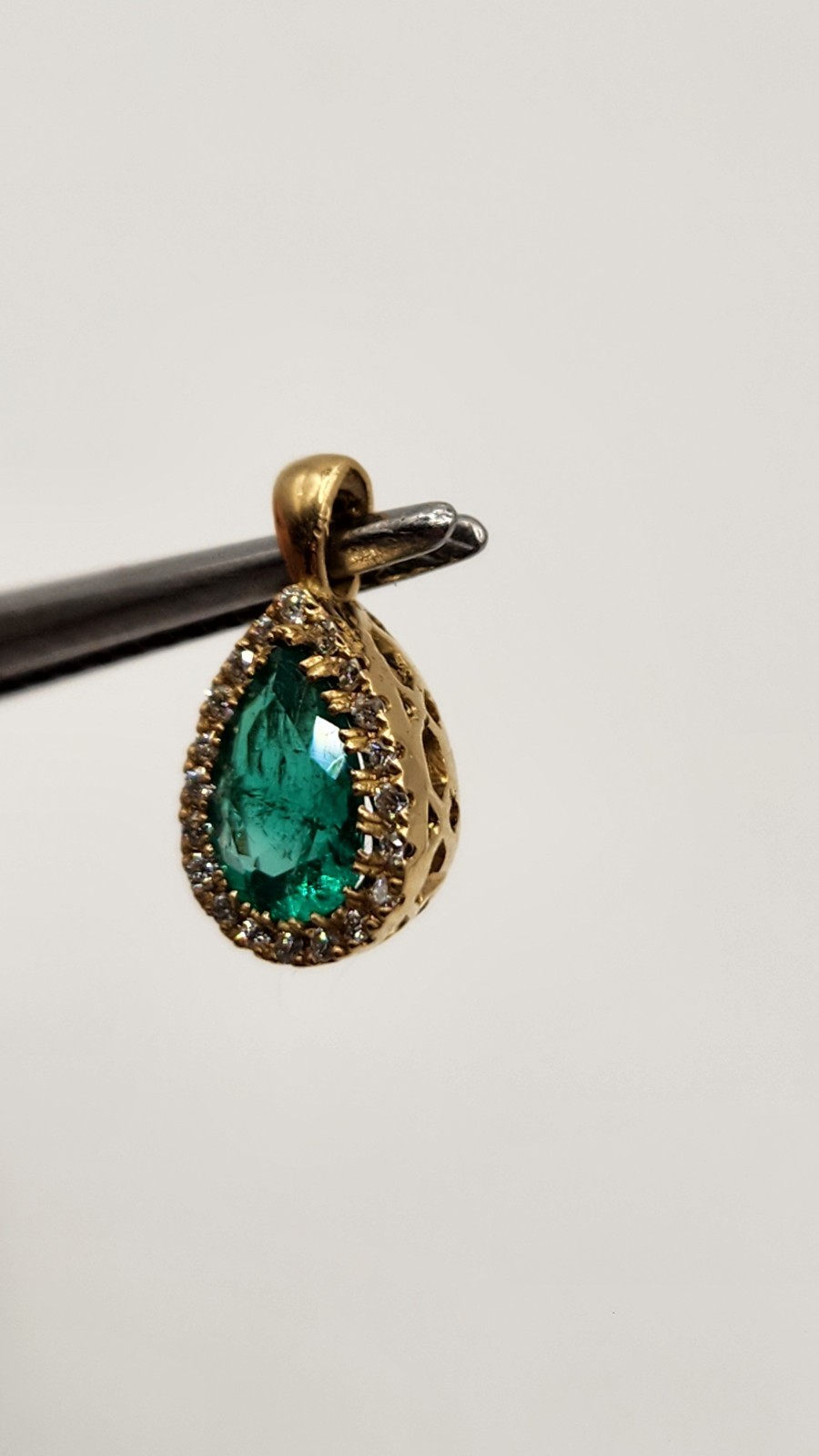 Pendiente en oro de 18k con Esmeraldas Colombianas Naturales, Diamantes Marquesa