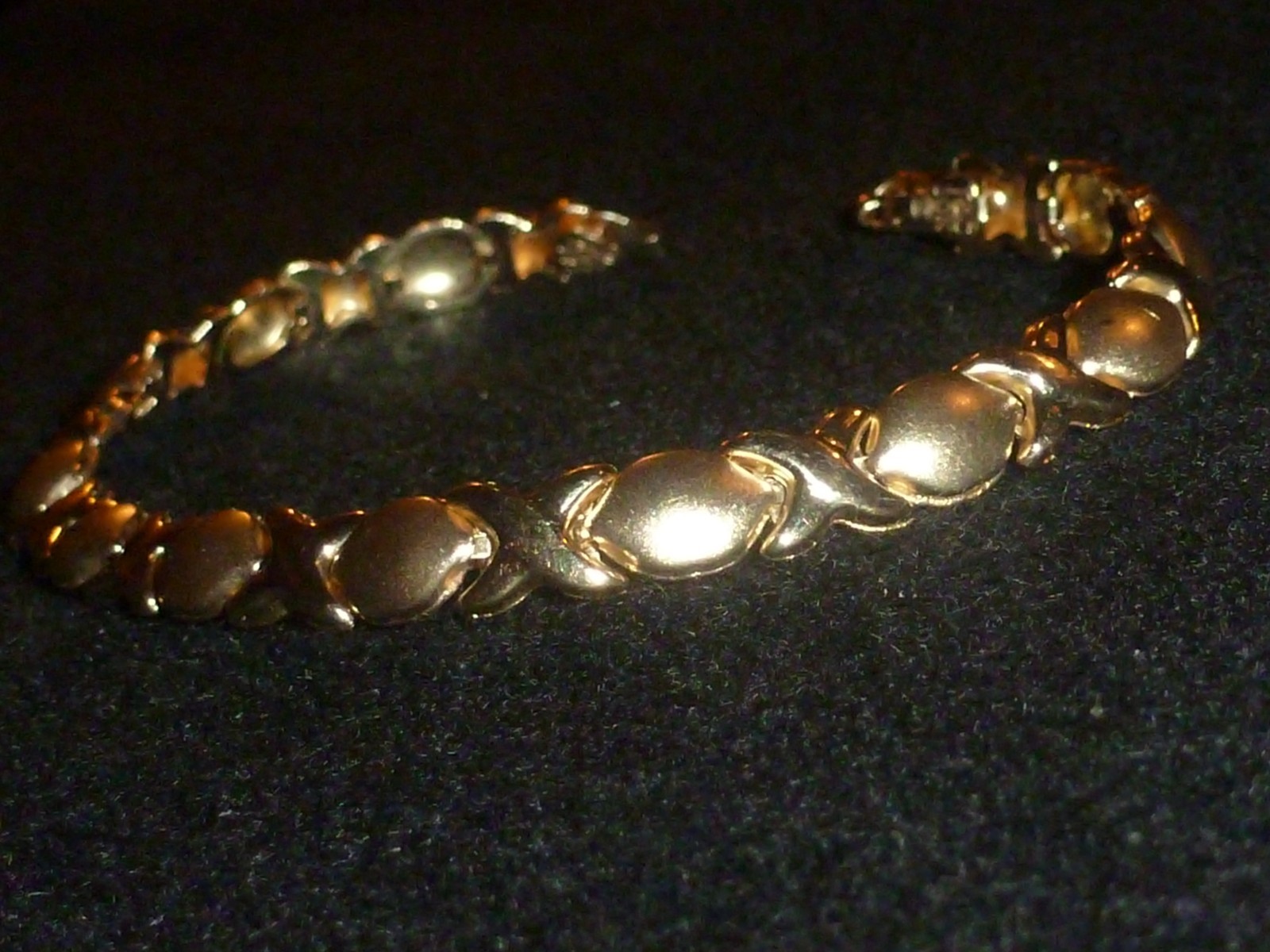 10K SOLID YELLOW/ROSE GOLD POLISHED/SATIN HUGS & KISSES BRACELET – 7 “- 4.16 G