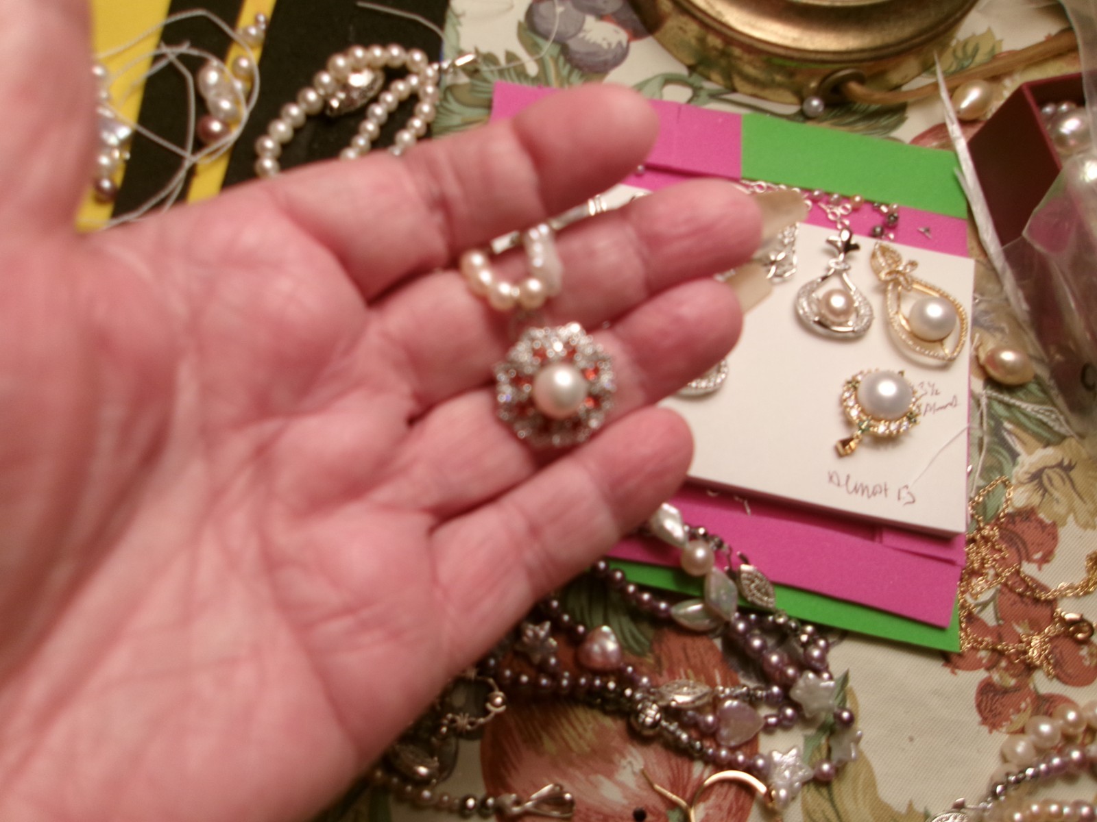PEARL BRACELET WITH REAL PEARLS I MADE THIS ONE W HITE STARS PINKISH N WHIT