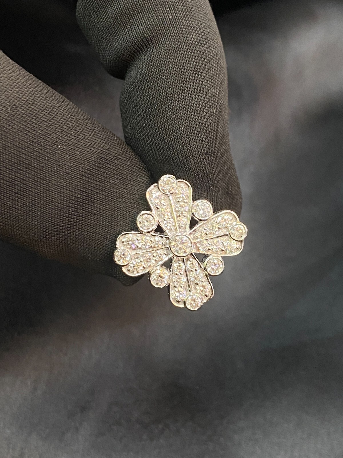 1.22 Cts F/VS1 Round Brilliant Cut Pave Diamonds Cross Pendant In 18K White Gold