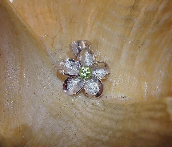12-30MM 925 SILVER BRUSHED SATIN HAWAIIAN PLUMERIA ROUND CUT PERIDOT GEM PENDANT