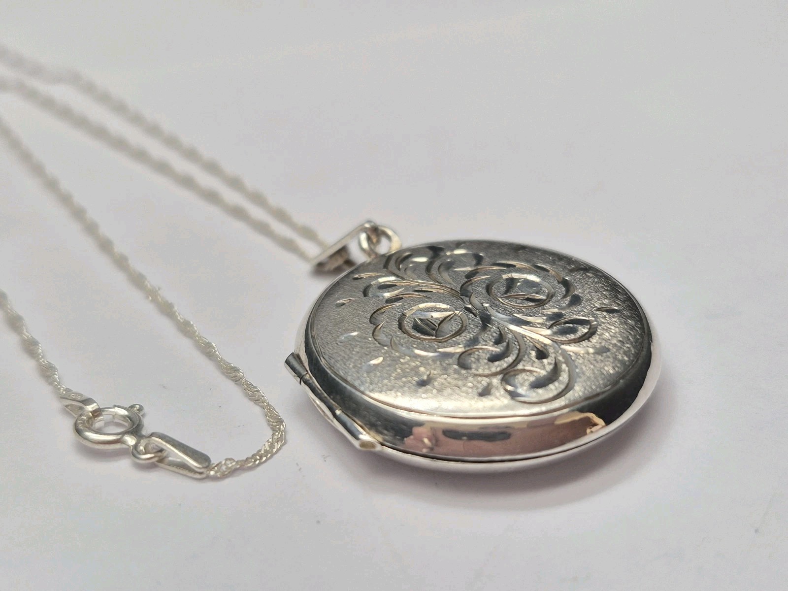 LOCKET – Beautiful Vintage Sterling Silver Round Floral Etched Photo Locket.