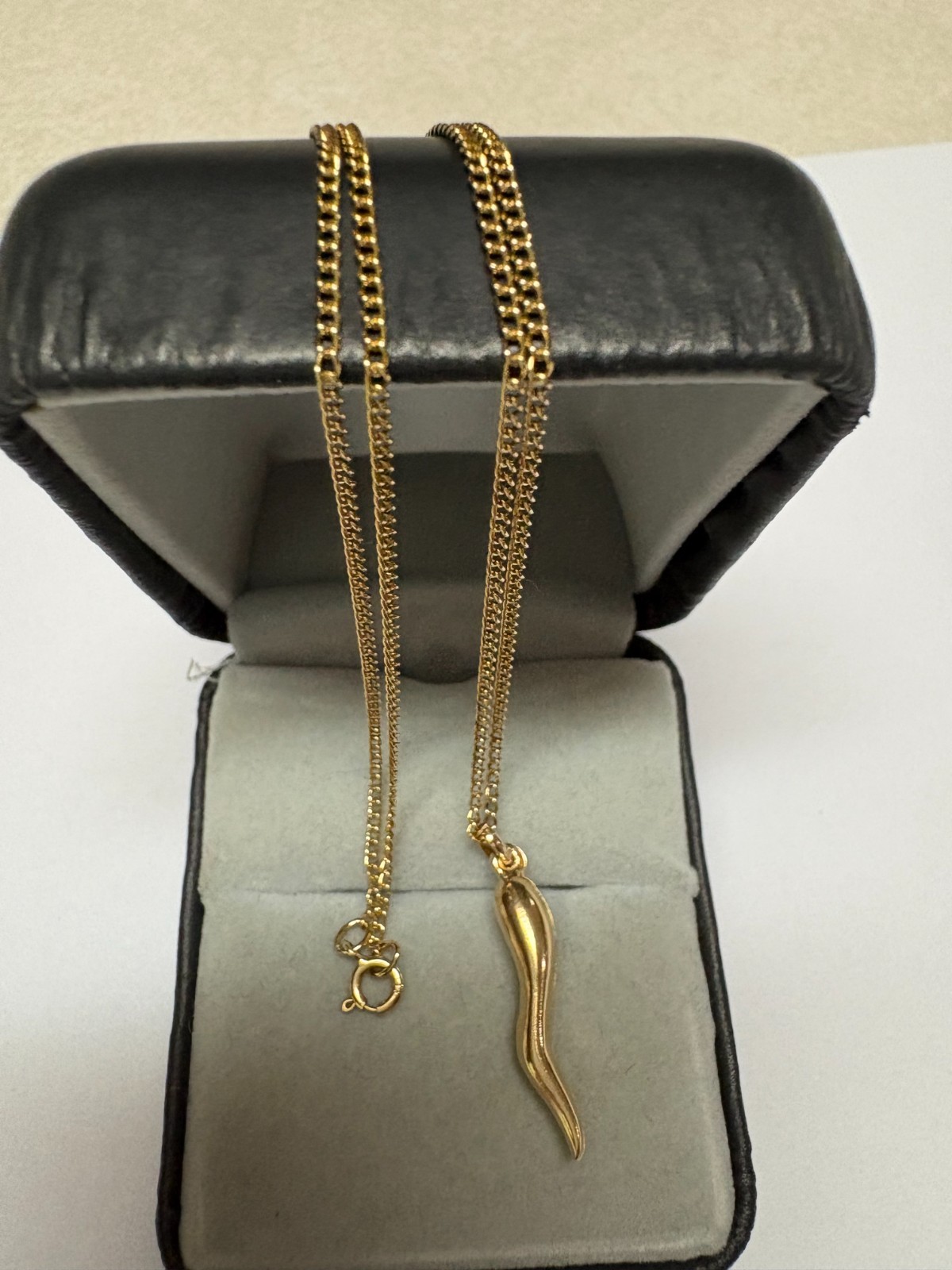 LADIES VINTAGE 14K GOLD ITALIAN HORN PENDANT NECKLACE 14K CURB LINK CHAIN 21 in.