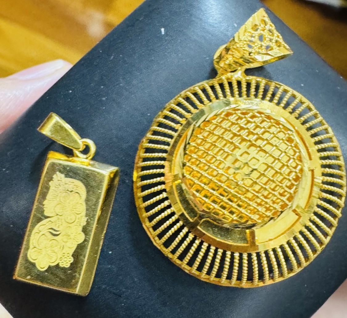 22K 916 22C Real Gold Two Set of Pendant 1 x Bar & 1x Round 7.24g