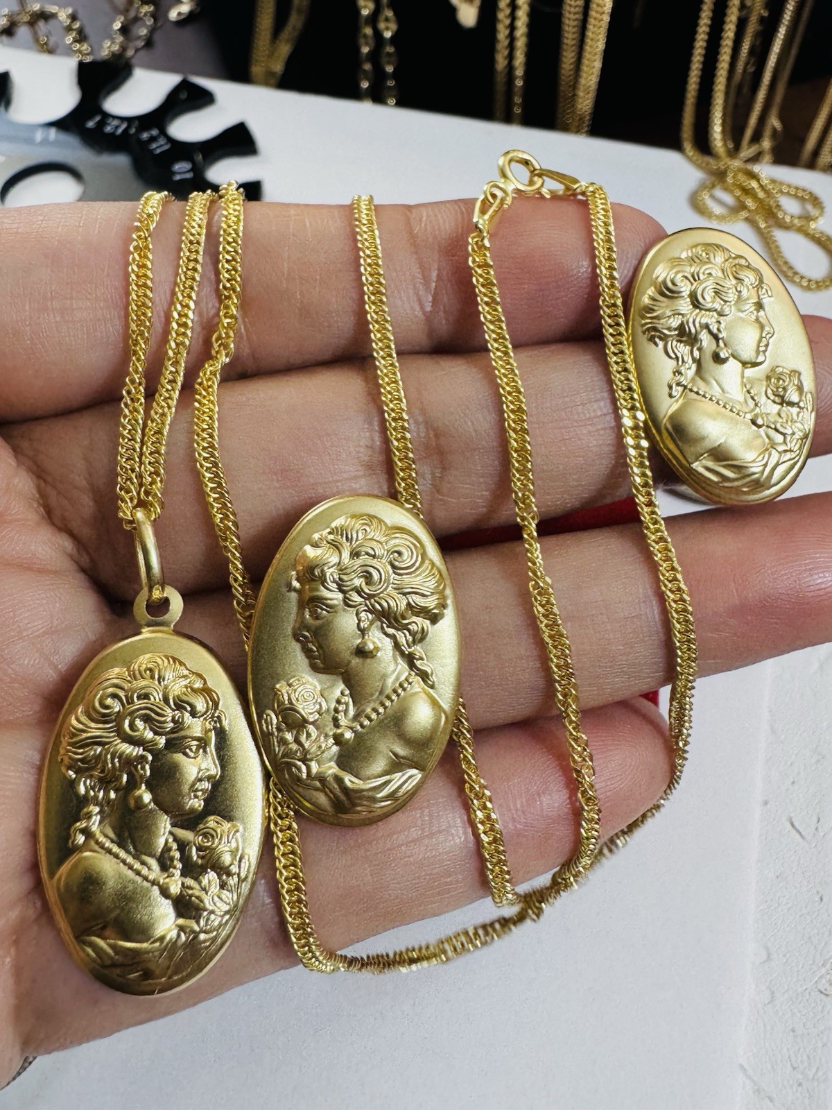 18K 750 Gold Queen ll Set WOMENS Earring Necklace 15.6/16” Long 7.2g 2.2mm