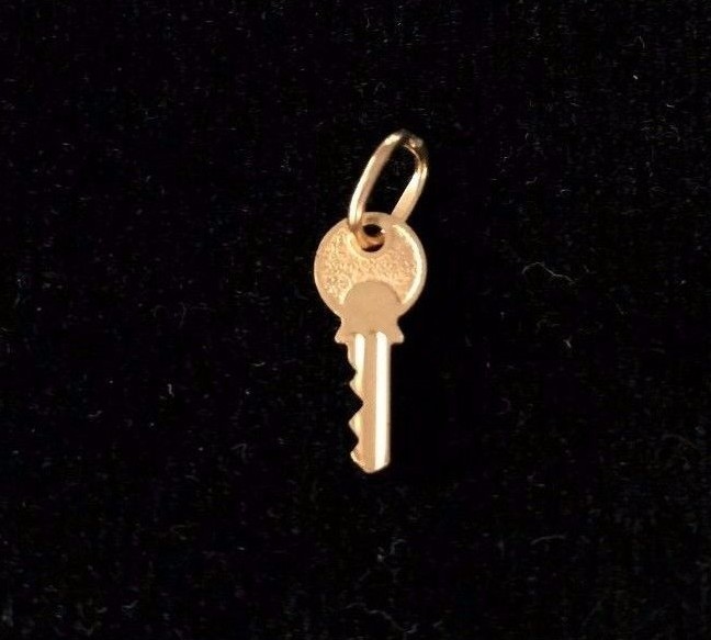 NEW 9ct Yellow Gold Key Charm 9K Pendant 375 Open Lock Doors Accepted Kingdom