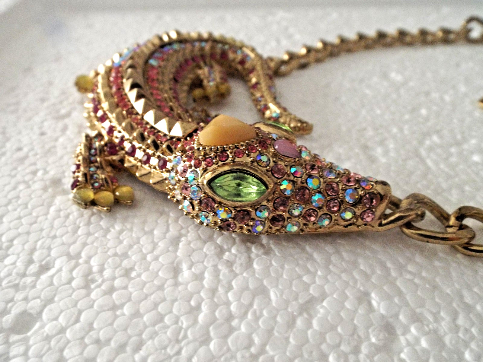 ***BETSEY JOHNSON signed Unique ALLIGATOR Crystal NECKLACE multicolor 18″!!