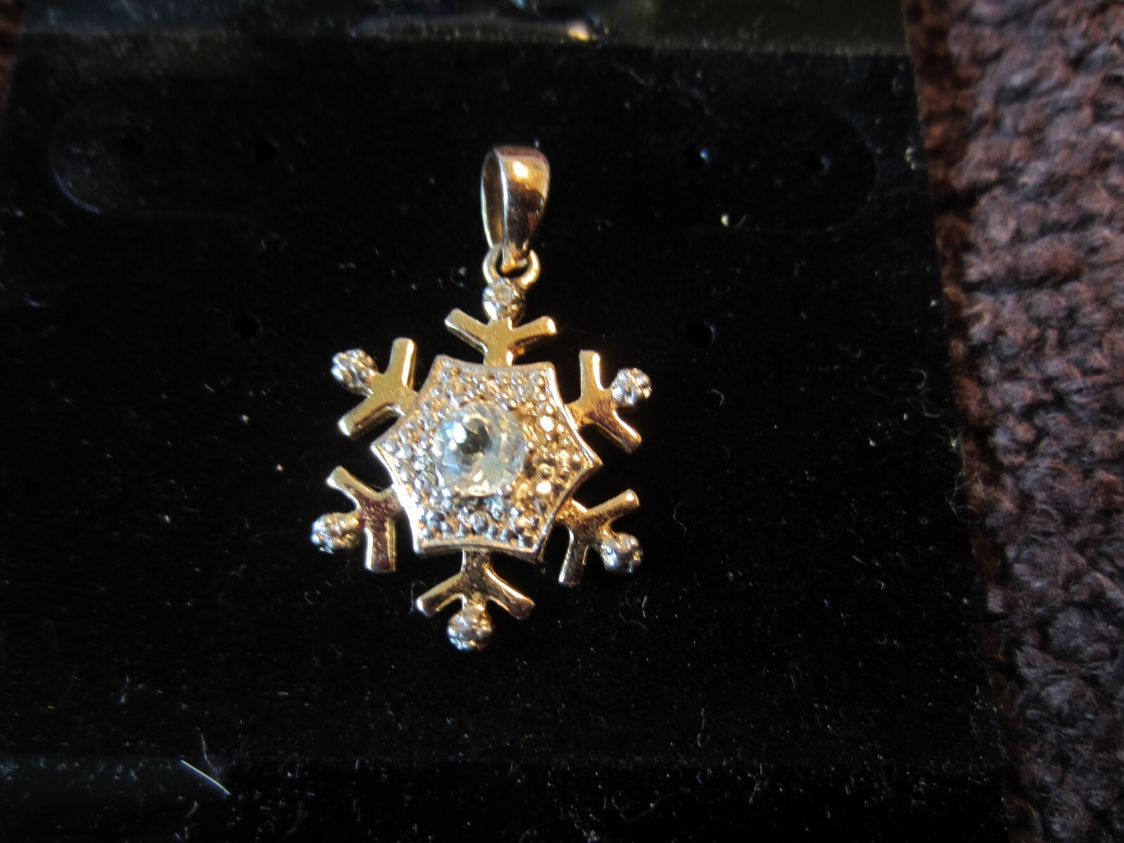 NWOT 925 hallmarked gold tone snowflake pendant w/blue topaz stone 3 grams