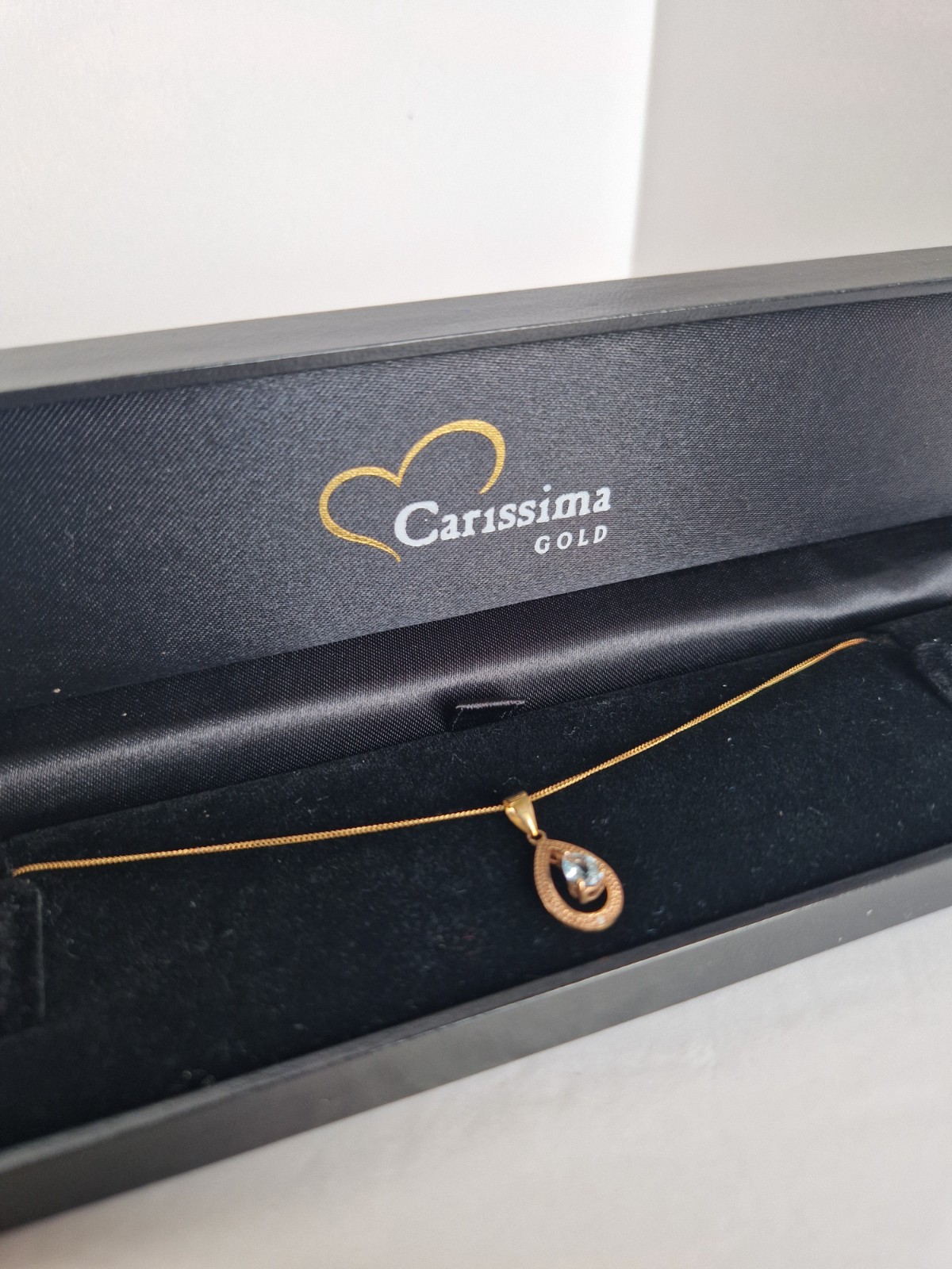 9ct Gold 16ins (406mm) Chain with Pendant as shown in the photographs