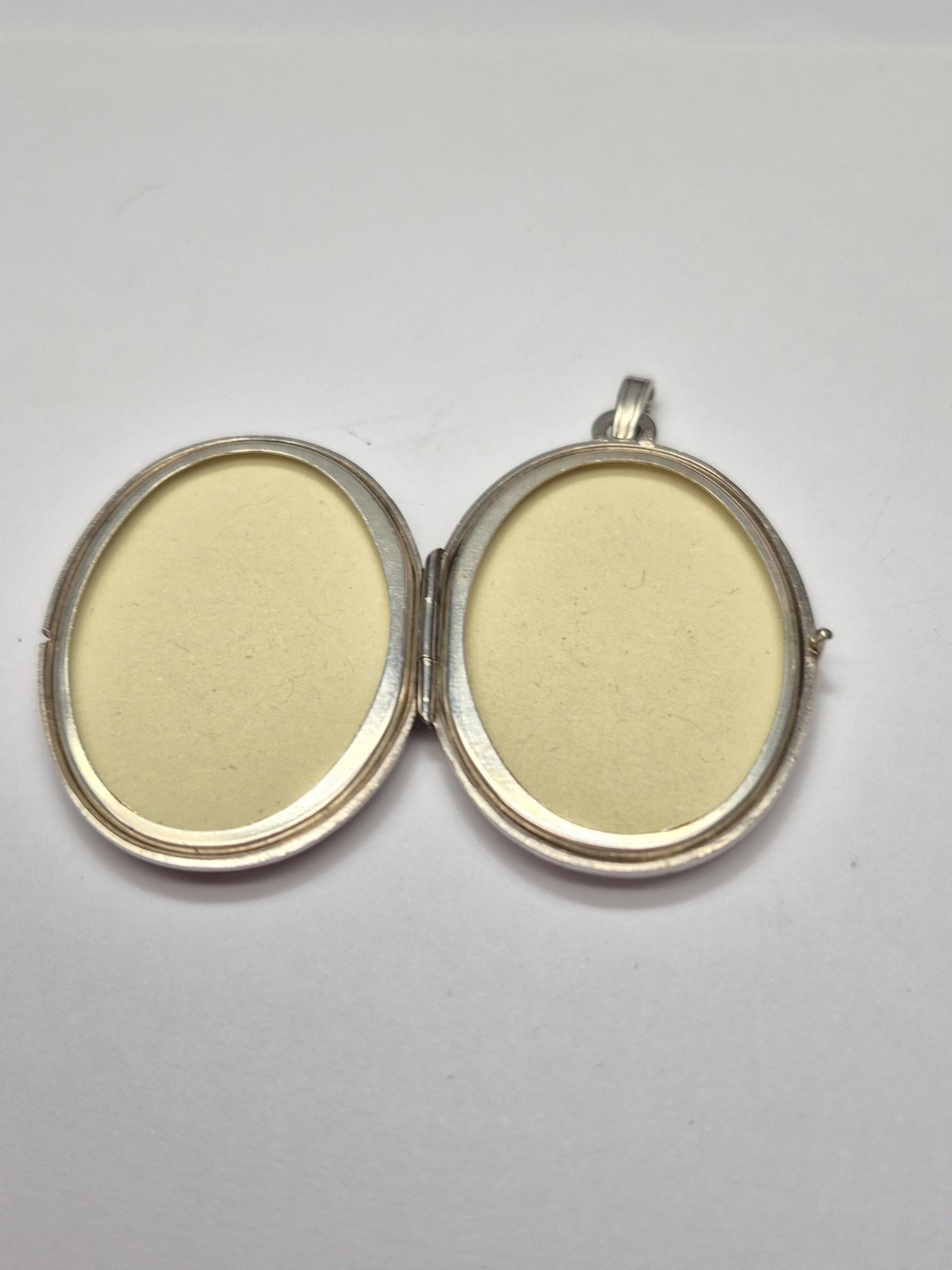 LOCKET – Sterling Silver Vintage Oval Double Photo Locket and Chain. Necklace.