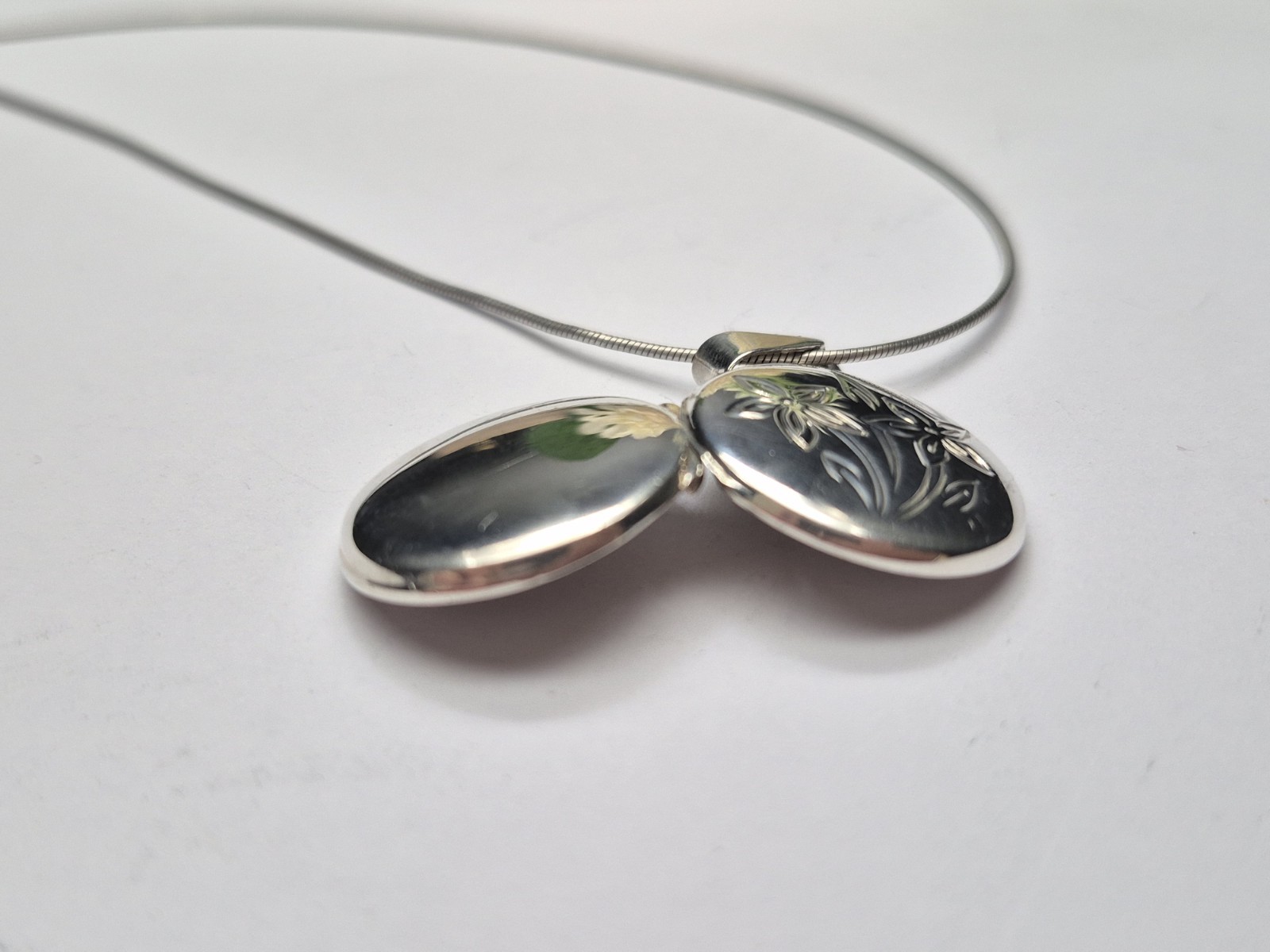 LOCKET – Small Sterling Silver Round Double Photo Locket And Chain. Necklace.