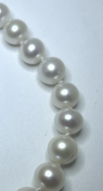Honora White graduated Cultured Pearl Necklace.