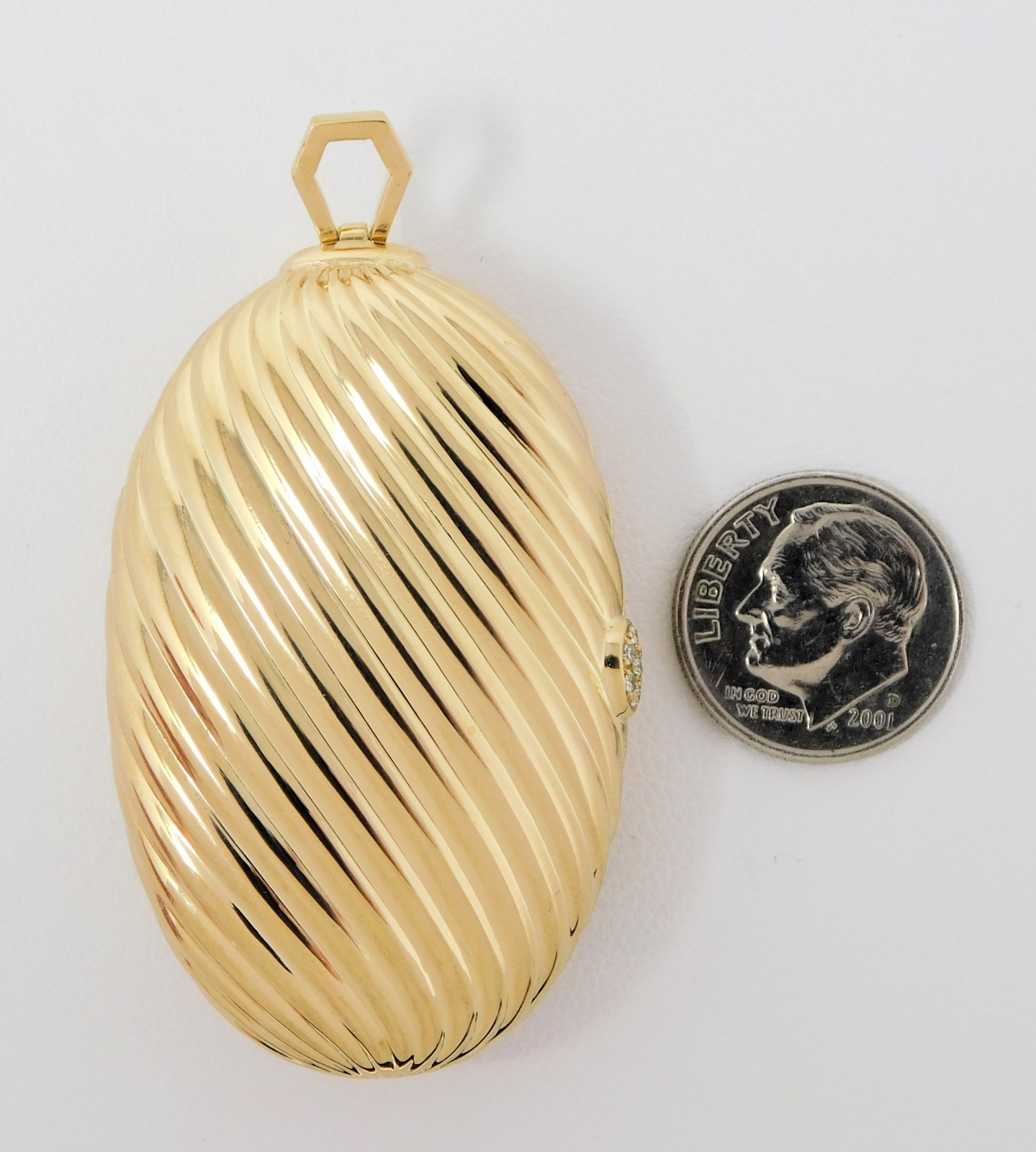 BVLGARI BULGARI 18 kt Yellow Gold 2 Photo Oval Shaped Locket 30.2 grams B9383