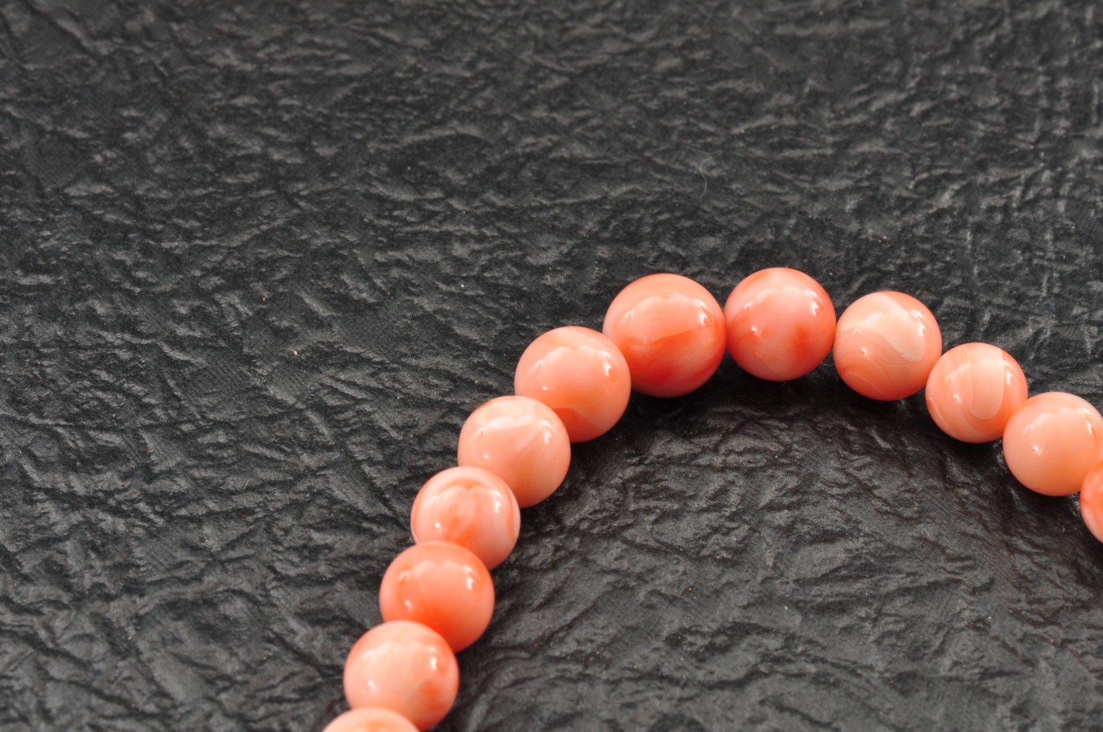 Vintage Angel skin coral Necklace and ear clip set (17.3in 192ct) Certificate.