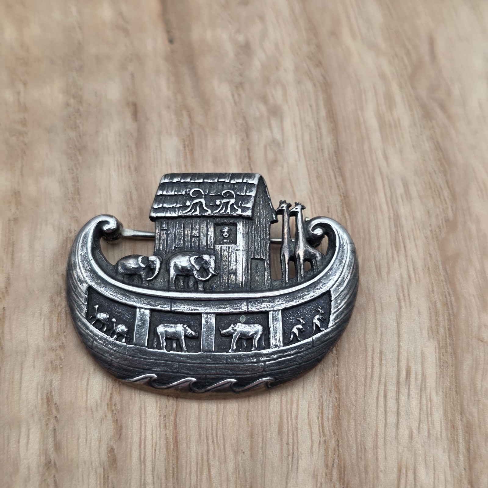 JAMES AVERY RETIRED NOAHS ARK ANIMALS PIN BROOCH PENDANT White JA BOX