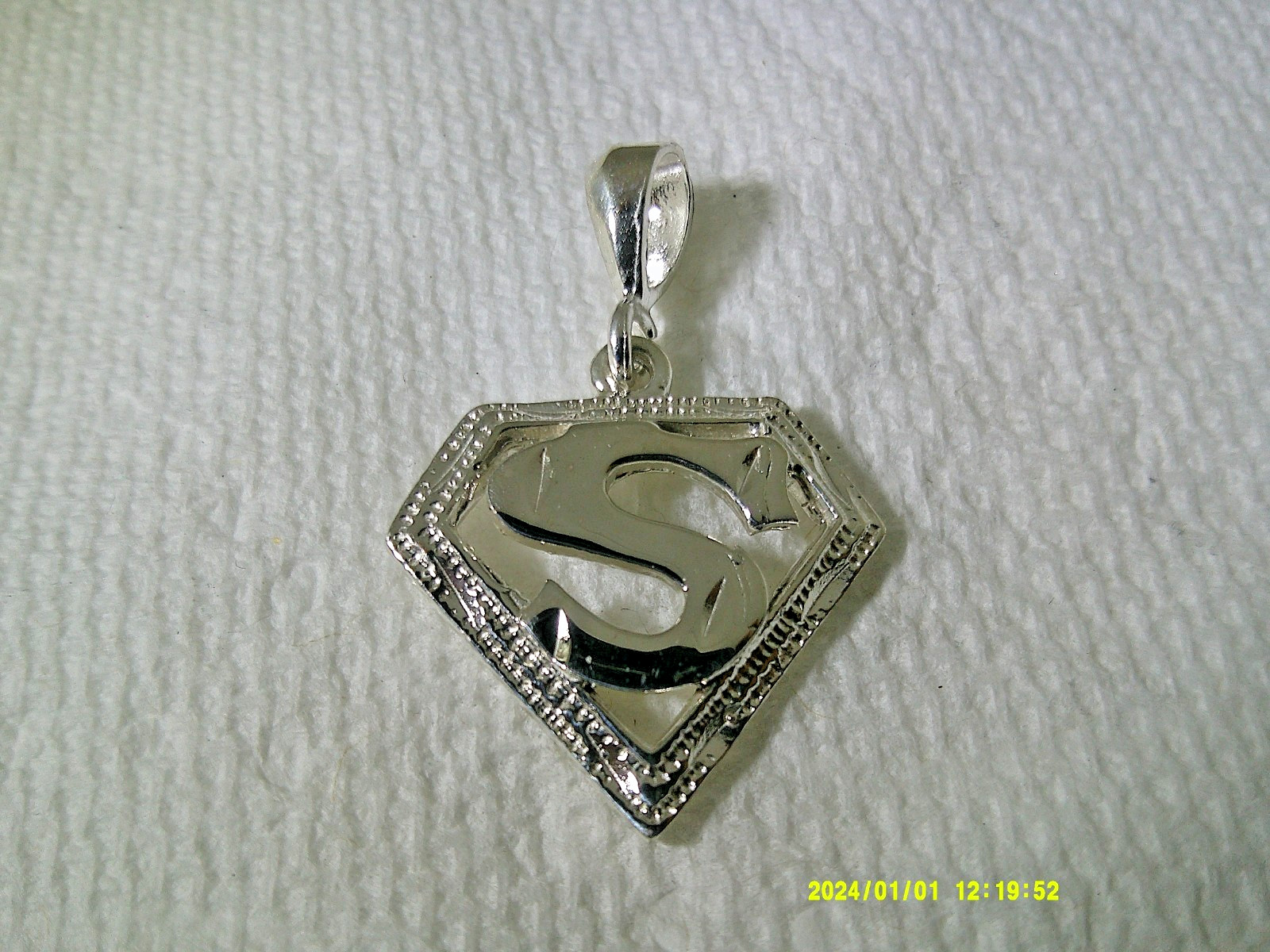 SUPERMAN PENDANT WITH POLISHED AND DIAMOND CUT FINISH IN STERLING SILVER