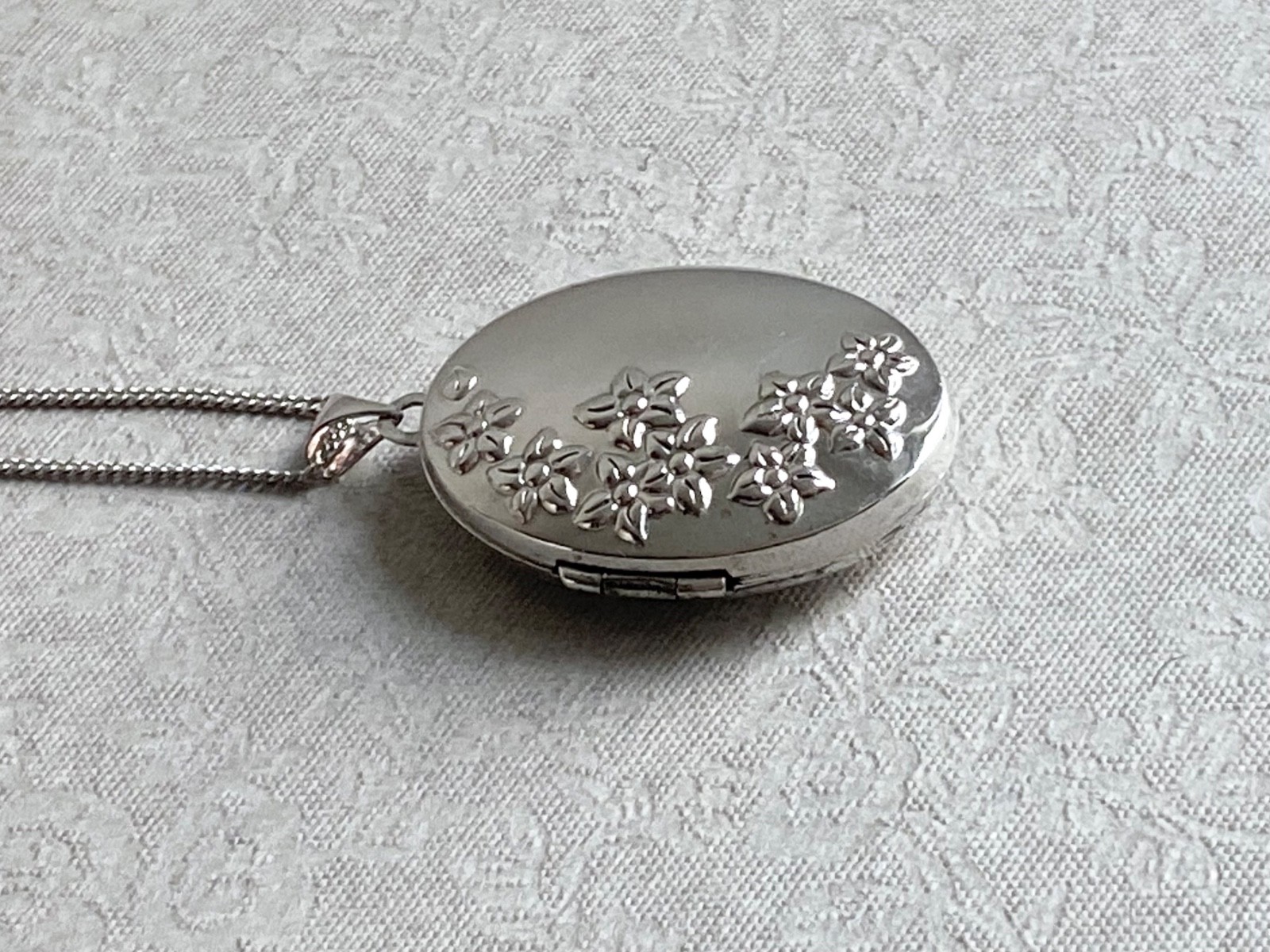 Sterling Silver Oval Photo Locket & Chain – Floral Front – Complete Inside, 45cm