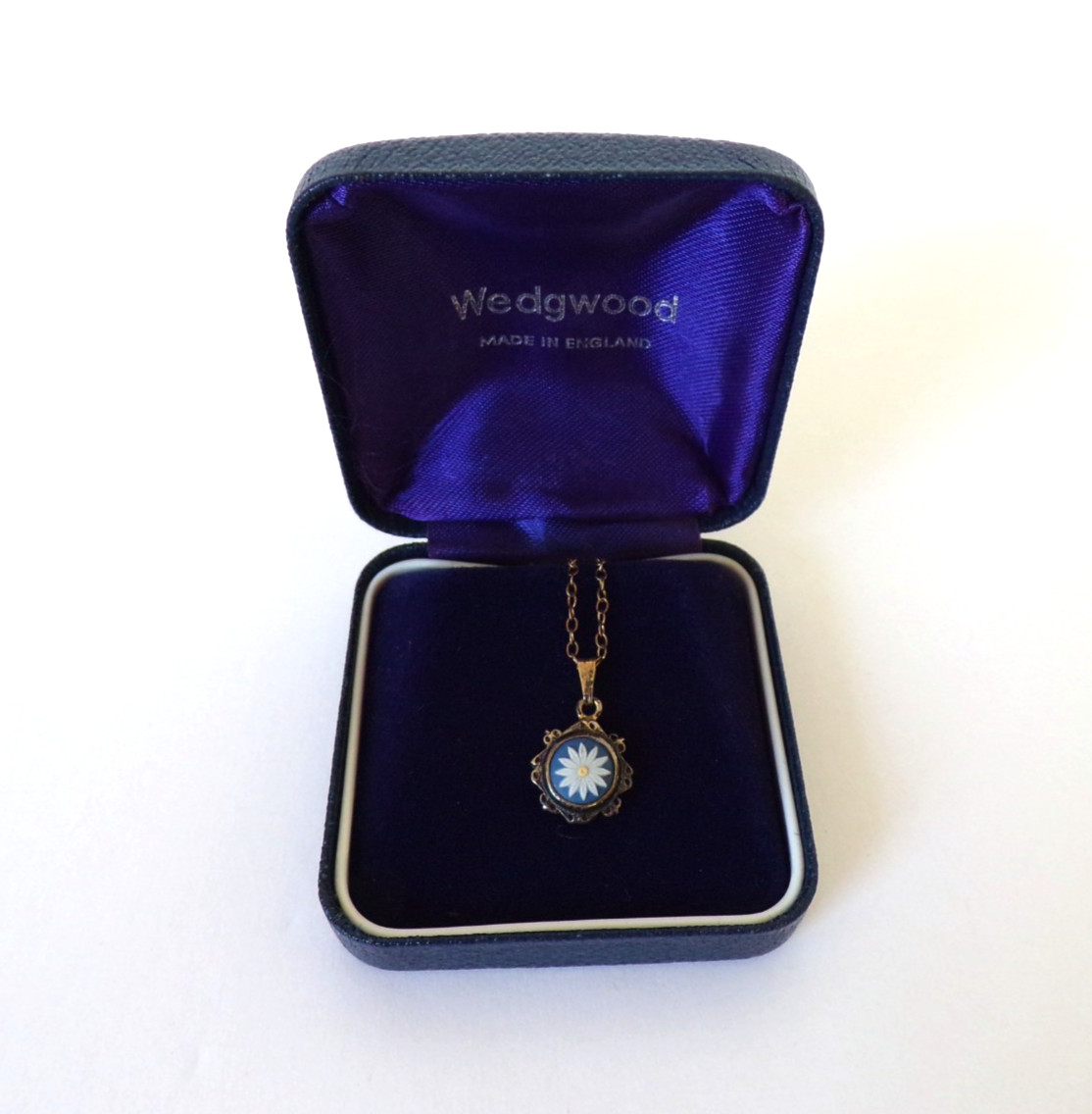WEDGWOOD England CAMEO STYLE Necklace DAISY FLORAL Sterling Bezel 1981 Chain