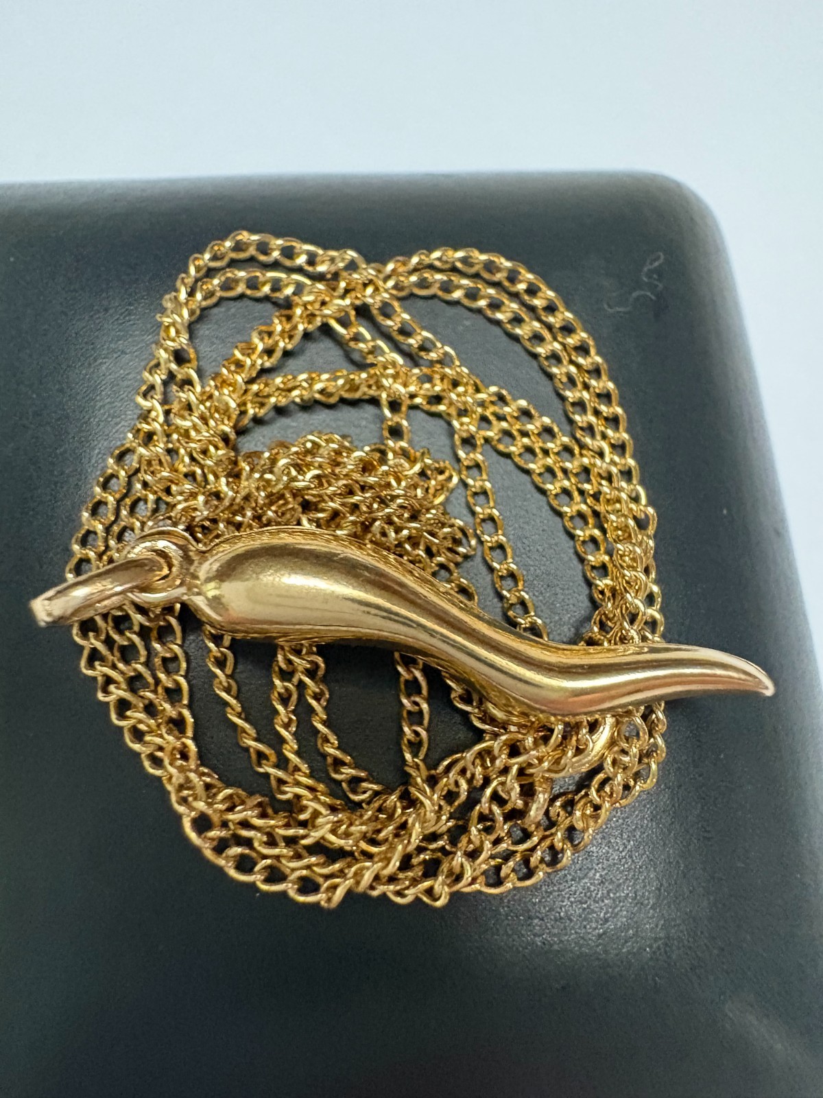 LADIES VINTAGE 14K GOLD ITALIAN HORN PENDANT NECKLACE 14K CURB LINK CHAIN 21 in.