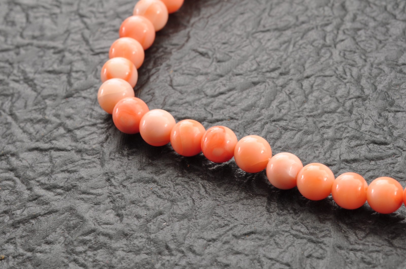 Vintage Angel skin coral Necklace and ear clip set (17.3in 192ct) Certificate.