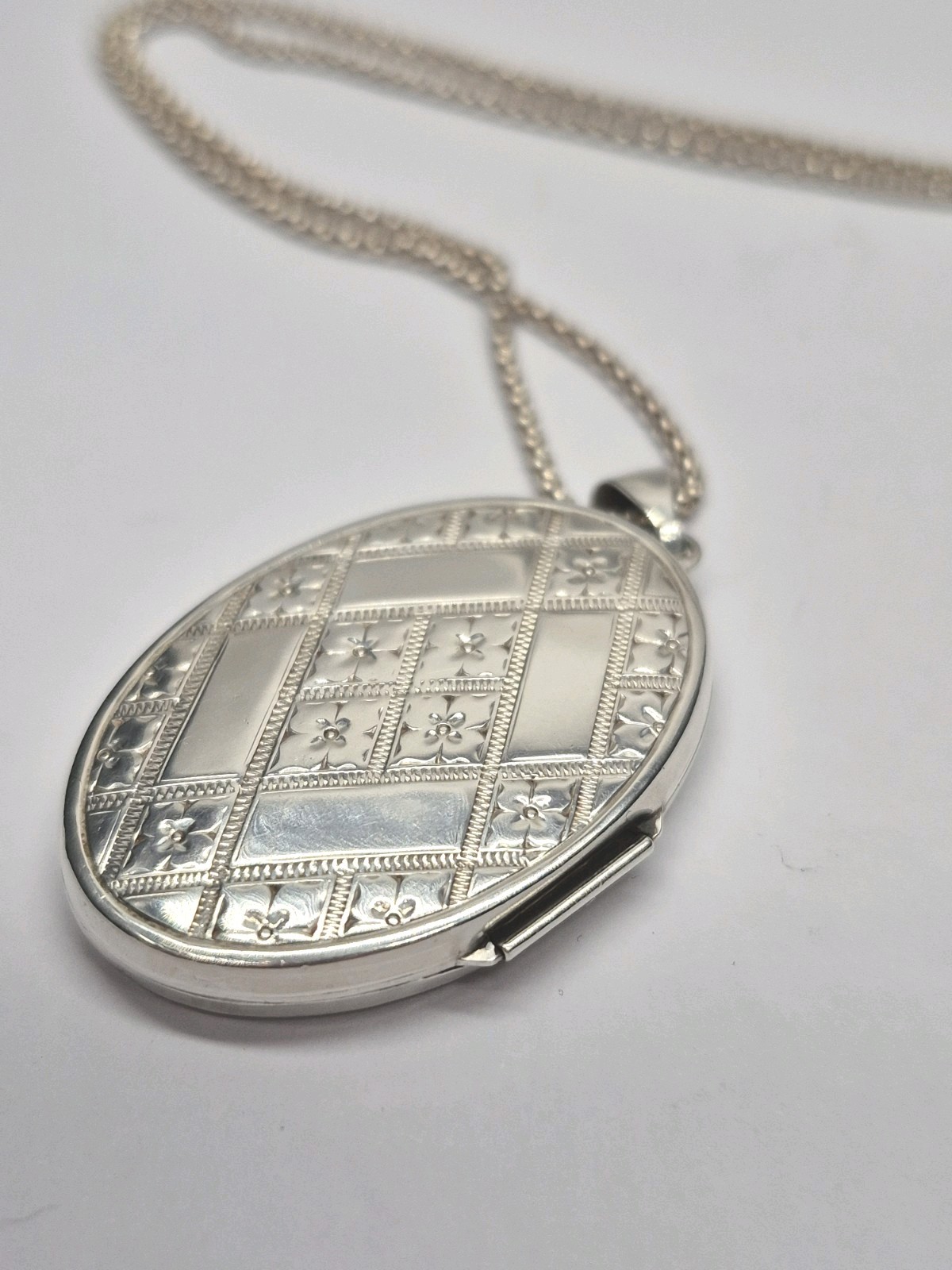LOCKET – Sterling Silver Decorative Oval Double Photo Locket Necklace Keepsake.