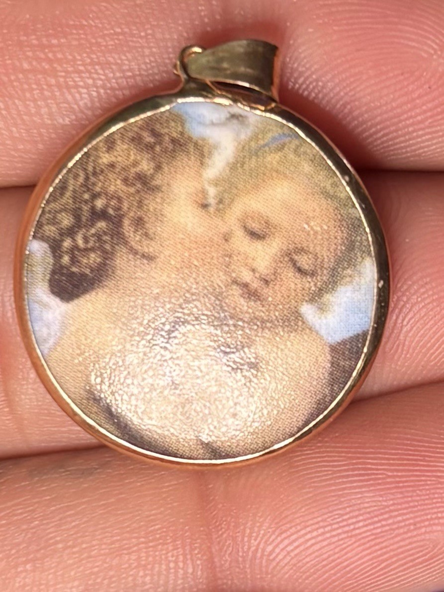 10k Yellow Gold Angels Pendant Medallion Beautiful KISS Angels 3.0G 30mm Large