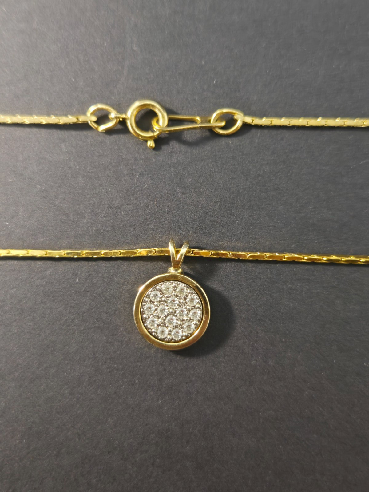 VTG Unbranded Gold Color Round Pendant Necklace 18″
