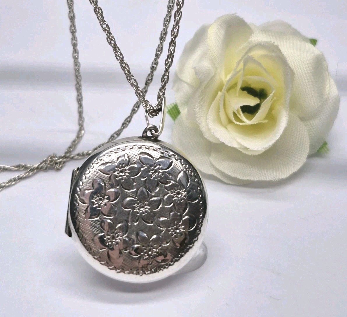 LOCKET – Vintage Hallmarked Sterling Silver Round Double Photo Locket Necklace.
