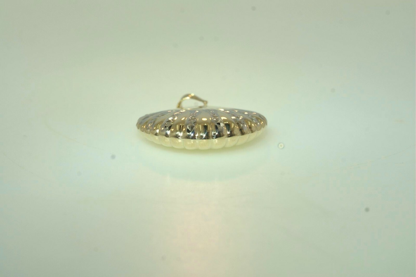 23.5MM 2-TONE 14K YELLOW GOLD DC HAWAIIAN 2-SIDED PUFF SCALLOP SEASHELL PENDANT