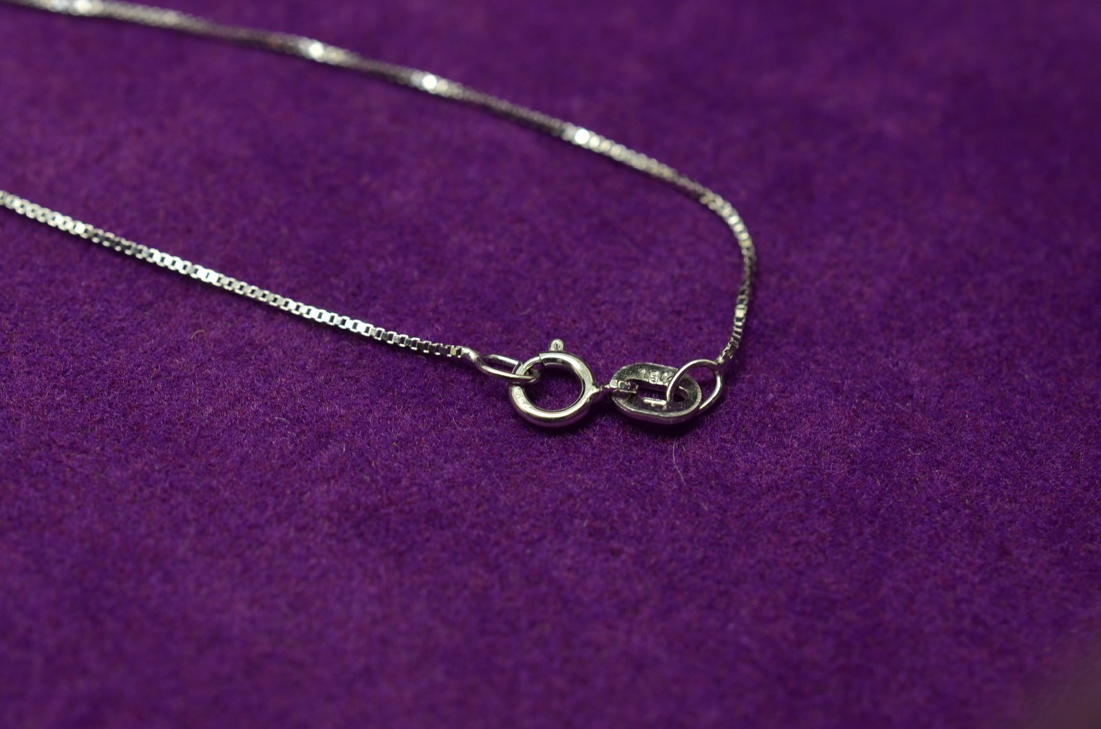 24″ 18K White Gold Very Thin Box Chain Necklace 0.5mm 1.4g