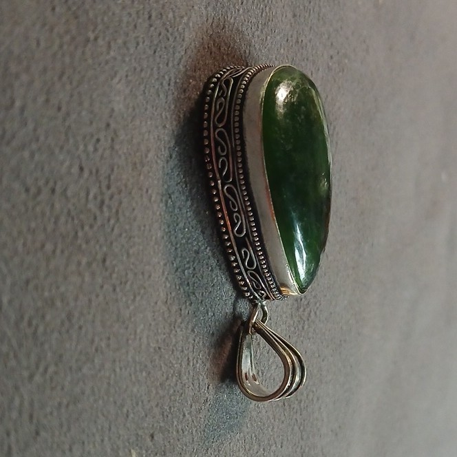 Handmade in India 925 Sterling Silver Teardrop Nephrite Jade Pendant