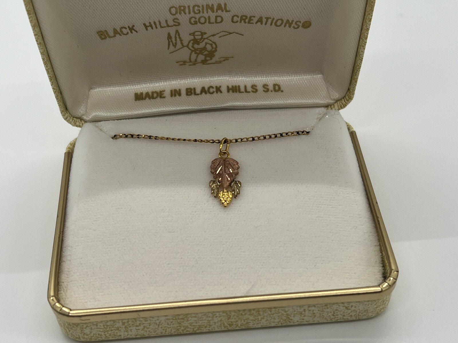 Landstrom’s Original Black Hills Gold Three Leaf Grape Pendant 10K Necklace Box