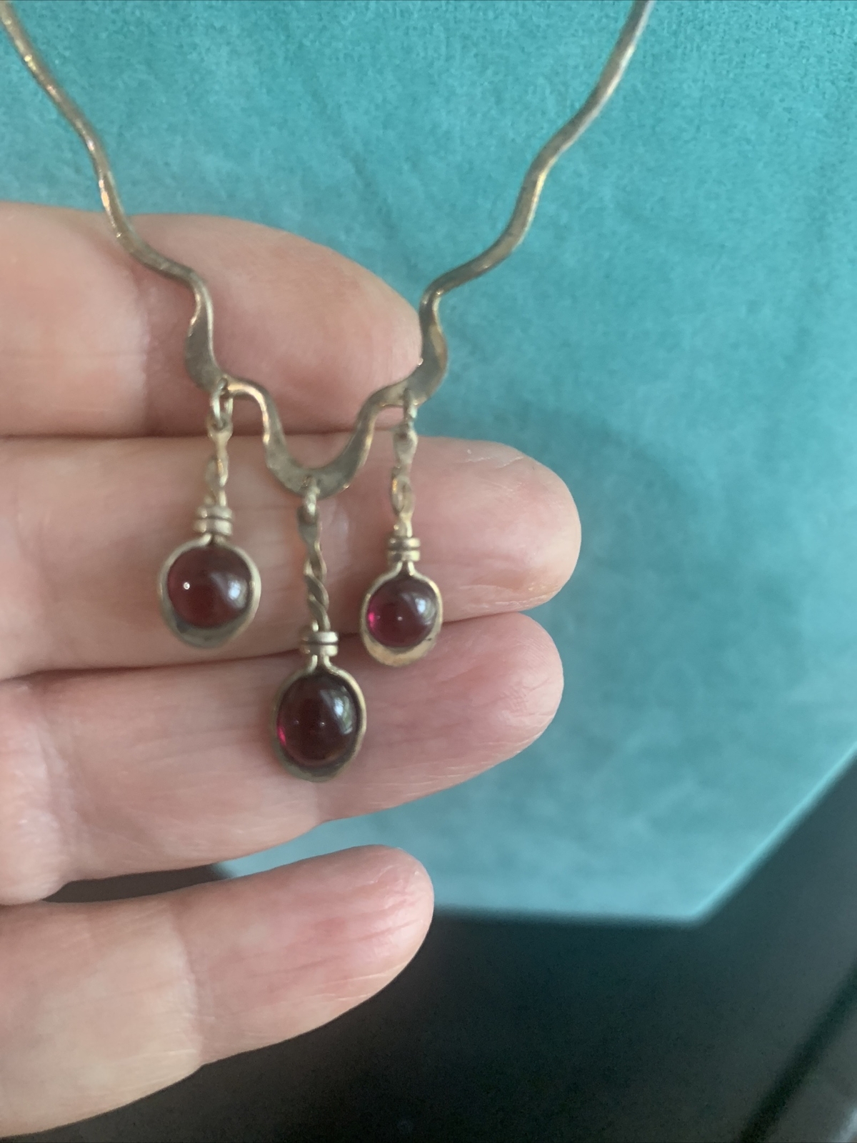 VINTAGE DELICATE STERLING SILVER CZECH. DANGLING GARNETS GEMSTONE NECKLACE 16″