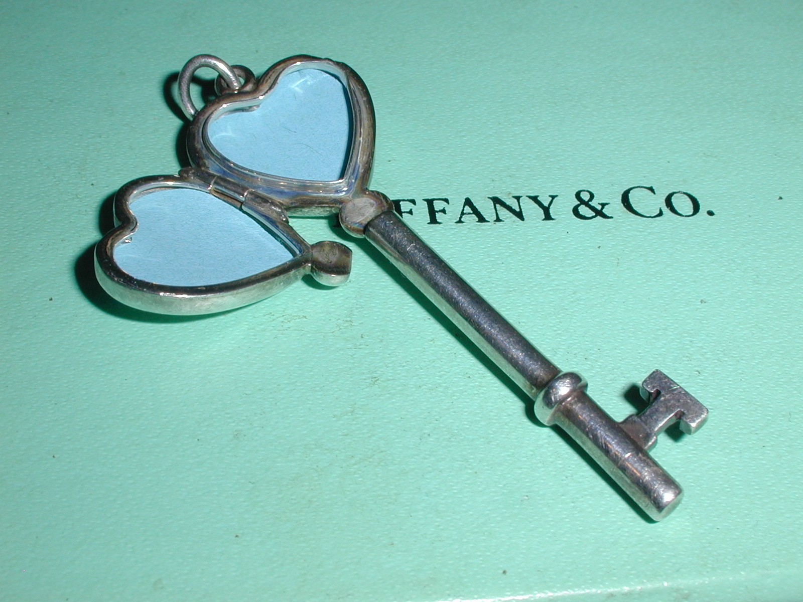 TIFFANY & CO STERLING SILVER HEART ANTIQUE KEY LOCKET PENDANT W/ ENAMEL – ITALY